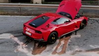 Nasib sial sedang menimpa pesepakbola Italia, Federico Marchetti. Maksud hati ingin bikin kinclong mobil Ferrari 812 Superfast, ia membawa mobil sport kelir merah itu ke tempat pencucian mobil.  Foto: Twitter @Okt_Ranking