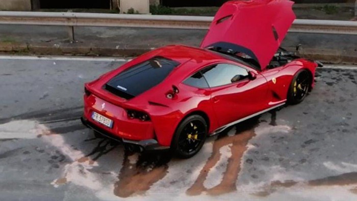 Ferrari 812 Superfast milik pesepakbola Italia, Federico ringsek