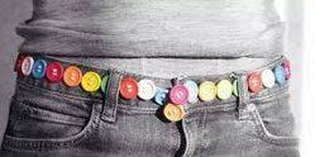 Nggak cuma kalung, ternyata kamu juga bisa membuat ikat pinggang dari kancing loh. Walaupun yaa.. memang hasilnya terlihat agak absurd sih. Gimana menurutmu? Foto: Instagram/@kelakuanwarga62