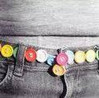 Nggak cuma kalung, ternyata kamu juga bisa membuat ikat pinggang dari kancing loh. Walaupun yaa.. memang hasilnya terlihat agak absurd sih. Gimana menurutmu? Foto: Instagram/@kelakuanwarga62