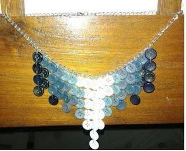 Sebenarnya kalau dilihat sekilas atau dari jauh sih mungkin orang lain nggak akan nyangka kalau kalungnya terbuat dari kancing. Ada yang punya kalung model begini? Foto: Instagram/@kelakuanwarga62