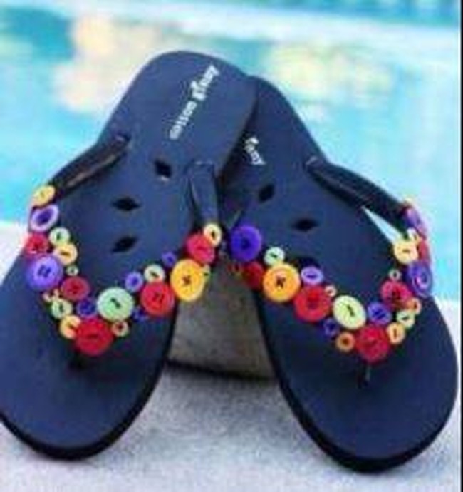 Mungkin maksudnya supaya sendal jepitnya jadi terlihat lebih berwarna dan fancy kali ya.. Ada yang sandal jepitnya dibuat jadi kayak gini juga? Foto: Instagram/@kelakuanwarga62