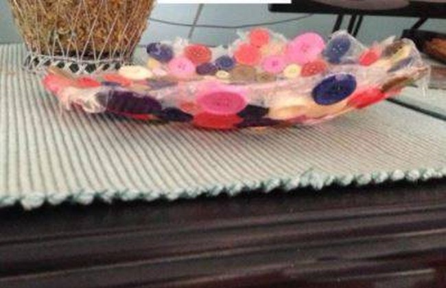 Ternyata kalau kancing-kancingnya disatukan seperti ini bisa jadi sebuah wadah ya.. Tapi aneh atau unik nih hasilnya menurutmu? Foto: Instagram/@sukijan.id