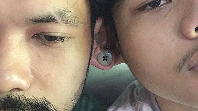 Kalau yang satu ini sih idenya luar biasa genius sampai bikin ngakak. Keren banget nggak tuh kancingnya bisa dipakai untuk menyambungkan dua telinga? Foto: Instagram/@galihjohar