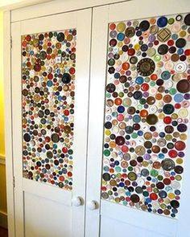 Buat kamu yang trypophobia pasti bakal merasa nggak nyaman melihat desain pintu yang satu ini. Auto putar balik, nggak jadi masuk. Foto: brightside.me