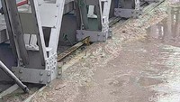 Ketinggian air sungai ini bahkan sudah merendam girder atau gelagar salah satu jembatan utama di jalur pantura tersebut.