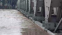 Dorongan arus sungai yang mengenai gelagar sangat beresiko bisa menggeser badan jembatan. Apalagi sungai Pemali saat ini dalam kondisi banjir dan arus air cukup deras.