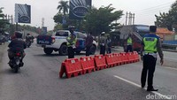 Selama jembatan ini ditutup kendaraan roda empat dialihkan melalui jembatan sisi selatan yang lokasinya bersebelahan. Untuk memudahkan pengaturan lalu lintas, polisi memasang water barrier di pintu masuk jembatan lama.