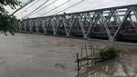 Gelagar Jembatan Sungai Pemali di Brebes Terendam Air