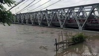 Hujan deras di wilayah selatan Brebes sejak Selasa (12/1) sore hingga malam, mengakibatkan permukaan air Sungai Pemali meninggi.