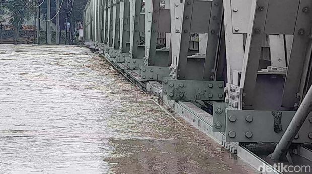Gelagar Jembatan Sungai Pemali Terendam Air