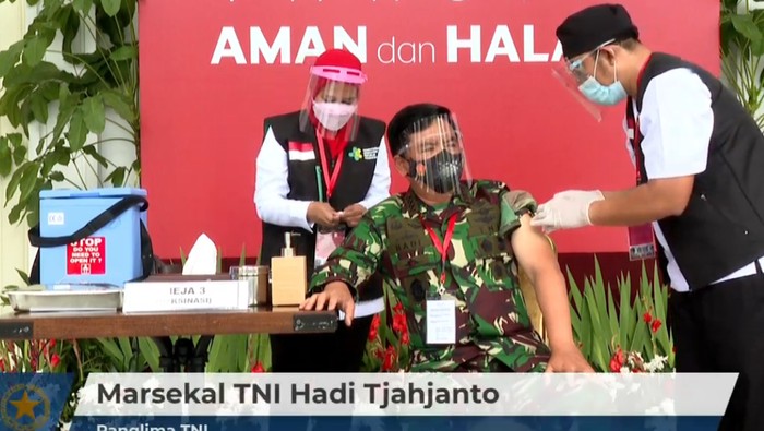 Panglima TNI Marsekal Hadi Tjahjanto disuntik vaksin Corona Sinovac.