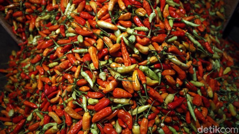 Harga Cabai Makin Ganas di Pasar Kramat Jati Harga cabai di Pasar Kramat Jati, Jakarta Timur, masih ganas, Rabu (13/01/2021). Cabai rawit merah merah dibandrol Rp 75 ribu//Kg.