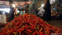 Selain produksi yang merosot, permintaan pada akhir tahun pun melonjak.
