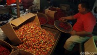 Dalam sepuluh hari pertama tahun 2021, harga cabai semakin pedas.