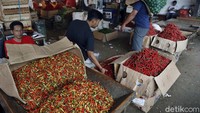 Harga cabai rawit merah merupakan yang naik paling tinggi di antara jenis cabai lainnya. Cabai rawit merah dijual Rp 75 ribu/Kg.