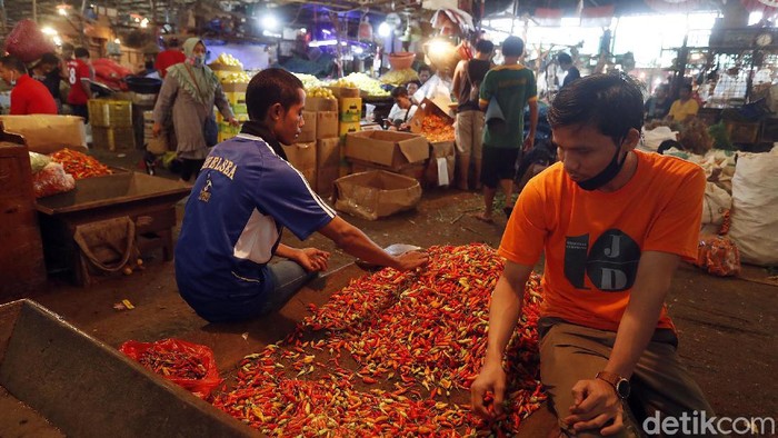 Harga cabai di Pasar Kramat Jati, Jakarta Timur, masih ganas, Rabu (13/01/2021). Cabai rawit merah merah dibandrol Rp 75 ribu//Kg.