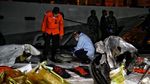 Hari Kelima Evakuasi, Pencarian Jenazah-Puing SJ182 Terus Dilakukan