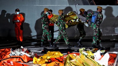 Hari Kelima Evakuasi, Pencarian Jenazah-Puing SJ182 Terus Dilakukan