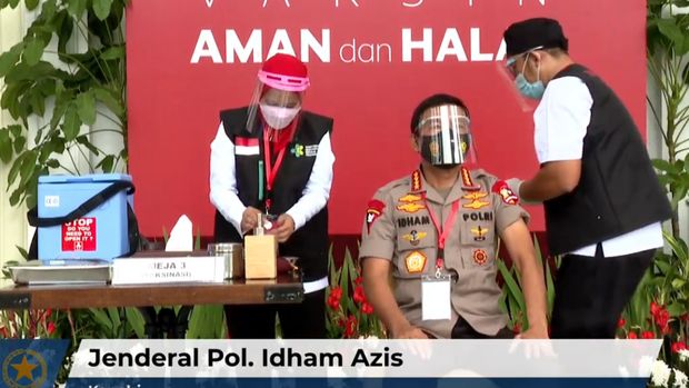 Kapolri Jenderal Idham Azis disuntik vaksin Corona Sinovac.