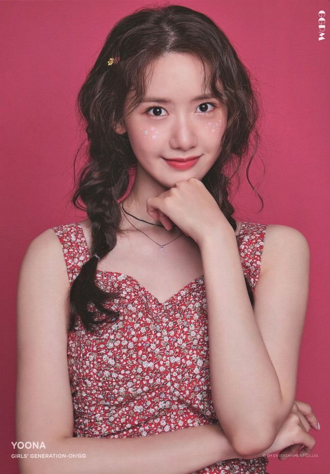Yoona memulai debutnya lewat grup Girls’ Generation sebagai vokalis dan center. Terlahir cantik dari lahir, banyak yang mengiranya melakukan operasi plastik. Nyatanya, wajah Yoona kerap menjadi contoh bagi wanita yang ingin oplas di Korea Selatan. Saat membintangi drakor Love Rain, foto masa kecil Yoona sempat muncul di episode 19. Lewat foto tersebut, penggemar menyadari aura Yoona yang telah memancar sejak kecil. Foto: dok. SM Entertainment