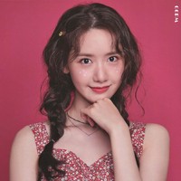 Yoona memulai debutnya lewat grup Girls’ Generation sebagai vokalis dan center. Terlahir cantik dari lahir, banyak yang mengiranya melakukan operasi plastik. Nyatanya, wajah Yoona kerap menjadi contoh bagi wanita yang ingin oplas di Korea Selatan. Saat membintangi drakor Love Rain, foto masa kecil Yoona sempat muncul di episode 19. Lewat foto tersebut, penggemar menyadari aura Yoona yang telah memancar sejak kecil. Foto: dok. SM Entertainment