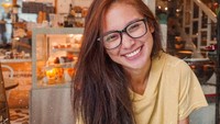 Sesekali ia juga suka nongkrong di kafe. Namun penampilannya sangat sederhana. Mengenakan kaos polos tanpa riasan make up dan berpose di depan aneka kue. Foto: Instagram @indahpermatas