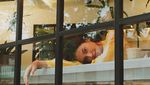 Gaya Simpel Indah Permatasari saat Belanja Ikan dan Buah di Pasar