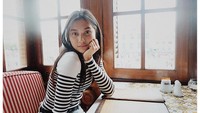Berbeda dengan momen kuliner ini di mana Indah Permatasari berpose di sebuah restoran sambil menunggu pesanannya datang. Foto: Instagram @indahpermatas