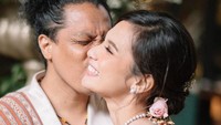 Sejak awal hubungan Indahh Permatasari dengan Arie Kriting memang tak direstui oleh sang bunda. Foto: dok. Imagenic