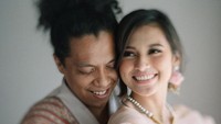 Saat Indah Permatasari tersenyum di pernikahannya, sang bunda, Nursyah justru menangis. Foto: dok. Imagenic