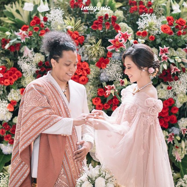 Arie dan Indah tampak bahagia dalam sejumlah potret pernikahan mereka. Keduanya terlihat serasi mengenakan busana pernikahan bernuansa pink. Arie Kriting yang diketahui kelahiran Kendari, Sulawesi Tenggara melampirkan kain yang menambah sentuhan adat dan tradisional di hari bahagia mereka.  Foto: dok. Imagenic
