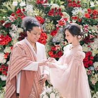 Arie dan Indah tampak bahagia dalam sejumlah potret pernikahan mereka. Keduanya terlihat serasi mengenakan busana pernikahan bernuansa pink. Arie Kriting yang diketahui kelahiran Kendari, Sulawesi Tenggara melampirkan kain yang menambah sentuhan adat dan tradisional di hari bahagia mereka.  Foto: dok. Imagenic