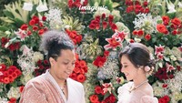 Indah Permatasari tersenyum menyematkan cincin di jari manis Arie Kriting Foto: dok. Imagenic