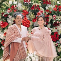 Indah Permatasari menikah dengan Arie Kriting mengenakan busana pengantin bergaya etnik yang diberi twist modern rancangan Didiet Maulana. Desain busana pengantin terinspirasi dari siluet baju bodo dengan potongan lengan oversize, yang dipadukan kain sutera dari Sengkang khas Makassar. Foto: dok. Imagenic