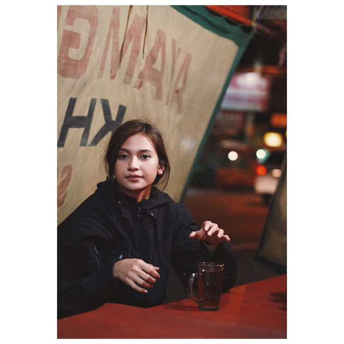 Indah Permatasari Gaya Simpel Indah Permatasari saat Belanja Ikan dan Buah di Pasar