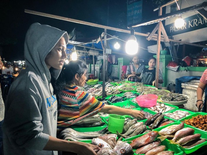 Gaya Simpel Indah Permatasari saat Belanja Ikan dan Buah di Pasar