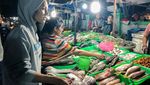 Gaya Simpel Indah Permatasari saat Belanja Ikan dan Buah di Pasar