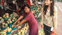 Di Instagram, perempuan cantik kelahiran 16 mei 1997 ini sering membagikan kegiatan sehari-hari. Salah satunya adalah belanja di pasar tradisional. Seperti pada foto ini, Indah belanja buah mangga. Foto: Instagram @indahpermatas