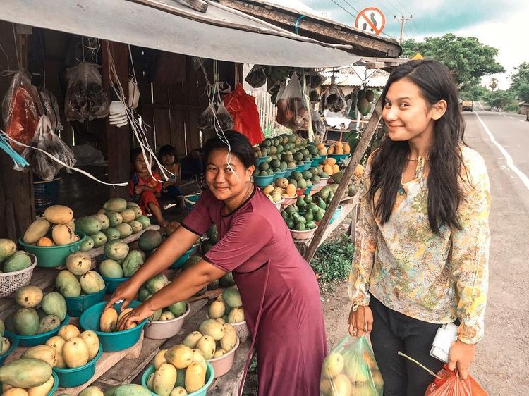 Gaya Simpel Indah Permatasari saat Belanja Ikan dan Buah di Pasar