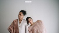 Sah menjadi suami dan istri, nyatanya pernikahan Indah Permatasari dengan Arie Kriting tak direstui sang bunda, Nursyah. Foto: dok. Imagenic