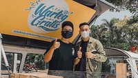 Indra Kesuma juga pernah bertemu oleh Edho Zell saat membuka Warteg Gratis. Ia mengungkapkan kalau ingin juga membuka warteg gratis di Medan, kota asalnya. Foto: Instagram @indrakenz