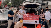 Saat membagikan makanan gratis bertajuk Razia Perut Lapar, Indra Kesuma tak sendirian. Ia dibantu oleh teman-temannya saat itu. Foto: Instagram @indrakenz