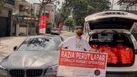 Beberapa waktu lalu, Indra Kesuma juga terlihat membagikan makanan gratis. Ia memberikan nama Razia Perut Lapar pada aksinya itu. Foto: Instagram @indrakenz