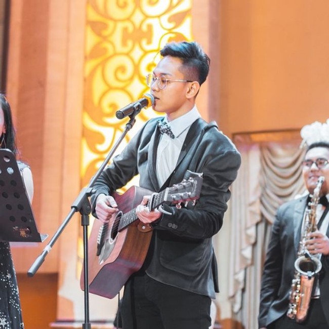 Nama Indra Kenz juga meroket setelah membuat konten trading yang diunggah di Youtube. Ia membagikan berbagai ilmu kepada mereka yang tertarik pada bidang trading. Tak hanya itu saja, Indra juga memiliki passion di bidang musik. Ia mengikuti ajang The Voice Indonesia pada 2018 dan dimentori oleh Titi DJ. Foto: Instagram @indrakenz