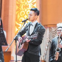 Nama Indra Kenz juga meroket setelah membuat konten trading yang diunggah di Youtube. Ia membagikan berbagai ilmu kepada mereka yang tertarik pada bidang trading. Tak hanya itu saja, Indra juga memiliki passion di bidang musik. Ia mengikuti ajang The Voice Indonesia pada 2018 dan dimentori oleh Titi DJ. Foto: Instagram @indrakenz