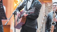 Indra Kesuma dulunya sering dikenal sebagai penyanyi kafe, wedding, atau event. Banyak unggahan di Instagram-nya @indrakenz yang memperlihatkan video cover lagu. Foto: Instagram @indrakenz