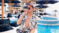 Indra Kesuma, pria yang sering disebut sebagai Crazy Rich Medan atau Sultan Medan. Ini karena gaya hidupnya yang mewah kerap ia pamerkan di media sosial. Foto: Instagram @indrakenz