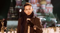 Selain Kuala Lumpur, Malaysia, Indra Kesuma juga sempat berlibur ke Moscow. Ia pun terlihat memakai pakaian hangat sambil menikmati segelas kopi hangat. Foto: Instagram @indrakenz