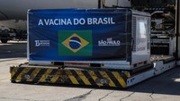 Brasil juga menjadi salah satu tempat uji klinis III. Pada pertengahan November 2020, Brasil menerima 120 ribu dosis pertama Sinovac dan menunggu persetujuan regulator kesehatan nasional (Anvisa). Alexandre Schneider/Getty Images.